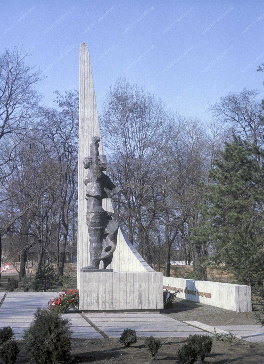 Városkép - A munkásmozgalom hőseinek emlékműve Miskolcon