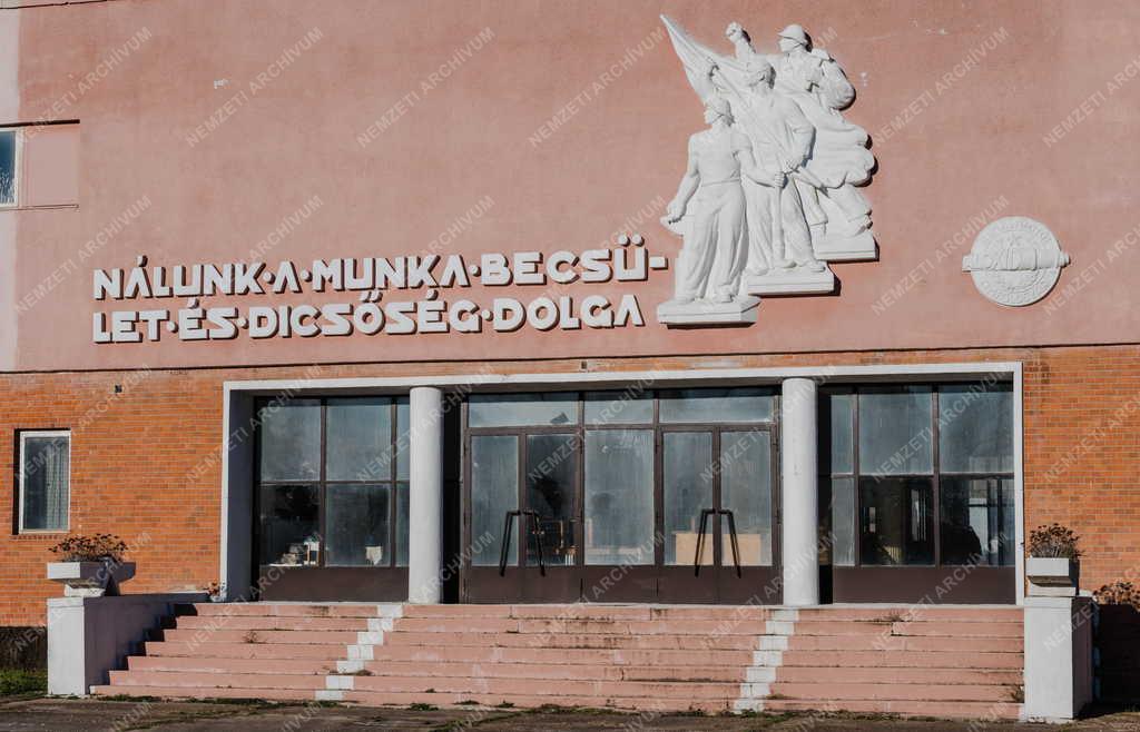 Városkép - Almásfüzitő - Az egykori timföldgyár felirata