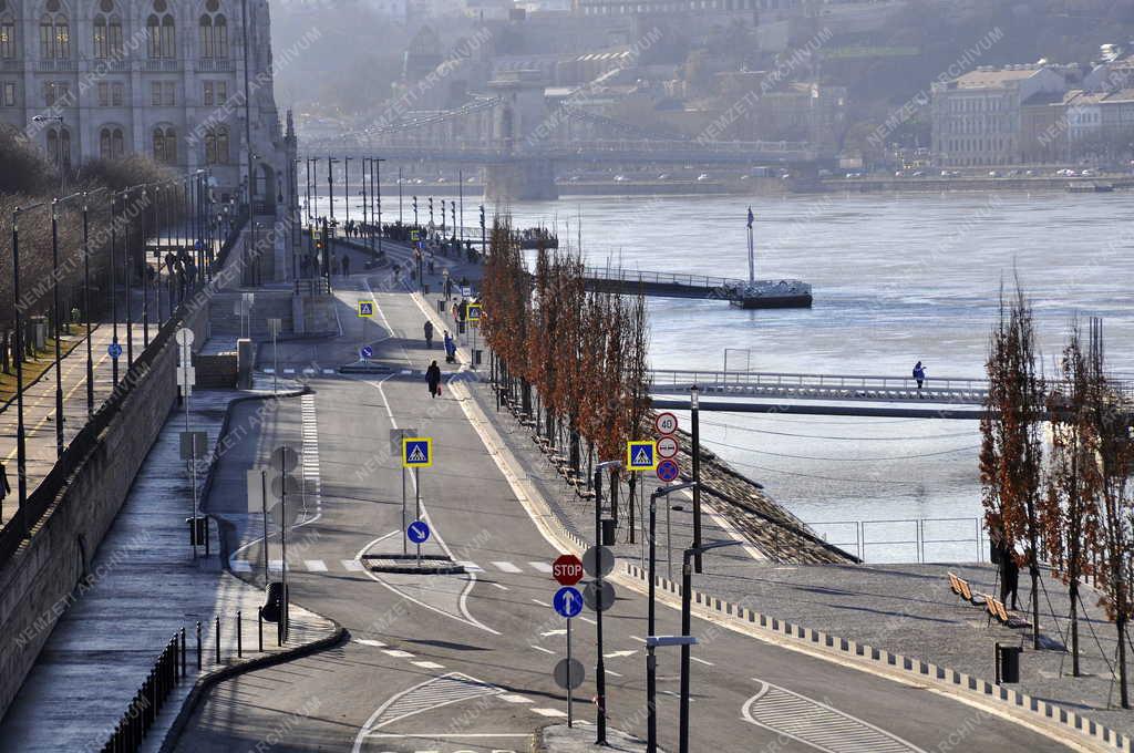 Városkép - Budapest - Gyalogos sétány a Duna pesti alsó rakpartján