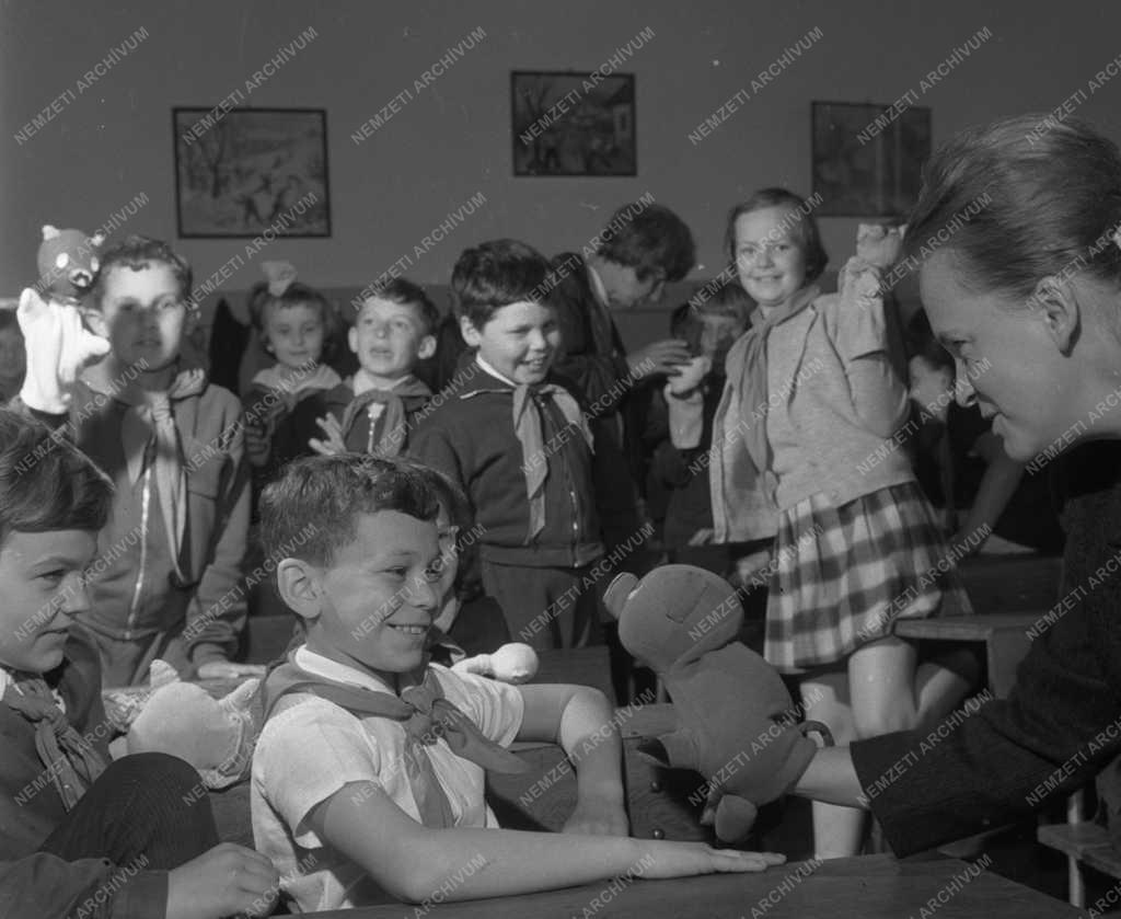 Oktatás - Bálint Ágnes és Mazsola egy budapesti iskolában