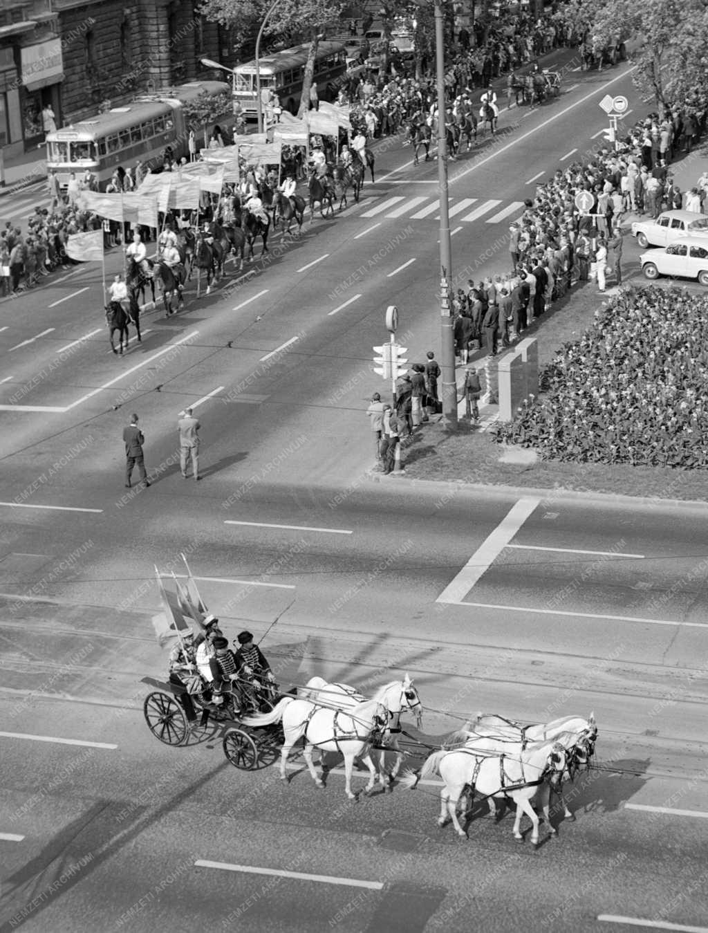 Mezőgazdaság - Lovasok és fogatok a November 7. téren