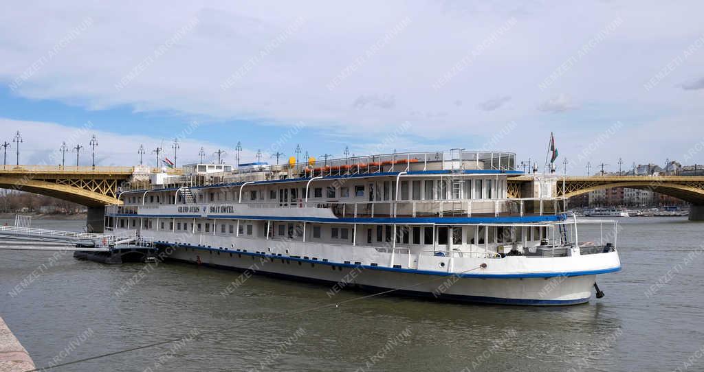 Városkép - Budapest - Szállodahajó a Dunán