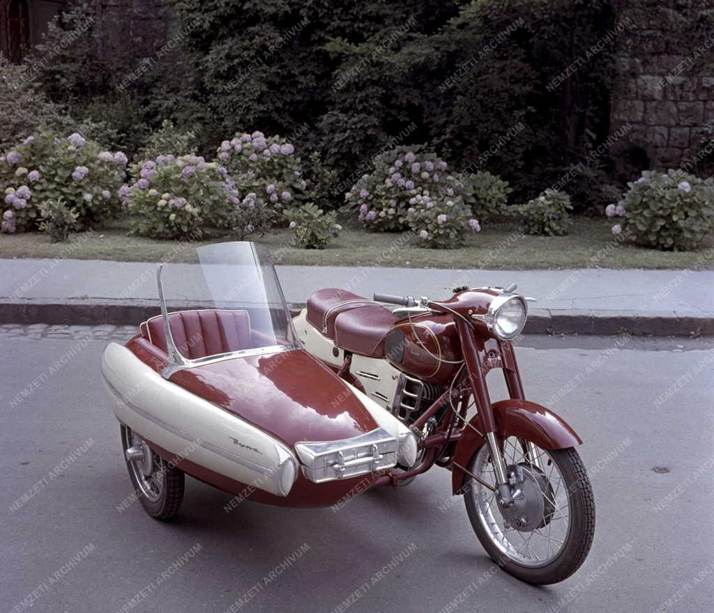 Zsáner - Pannónia motorkerékpár oldalkocsival
