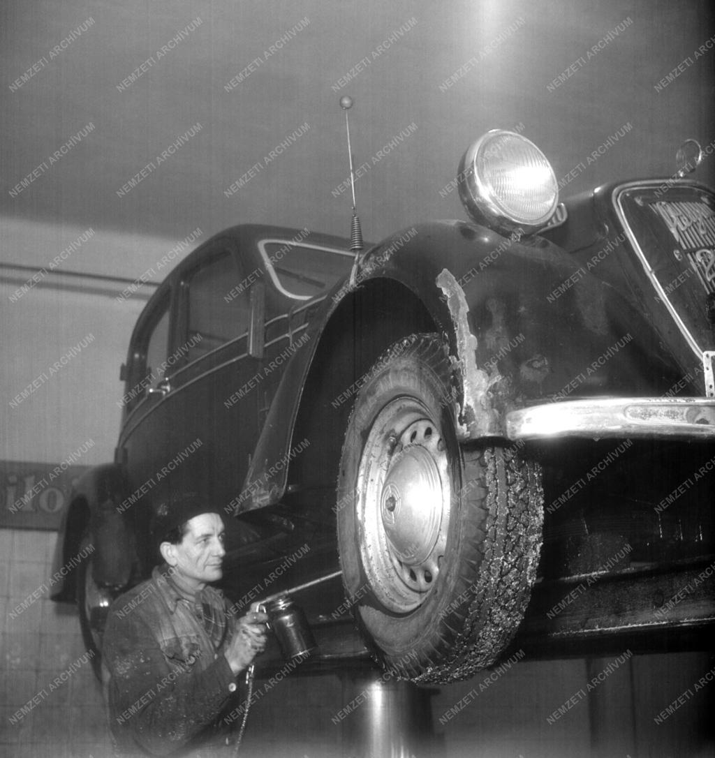 Járműipar - Szolgáltatás - Steyr-Austro Daimler-Puch művek autóműhelye