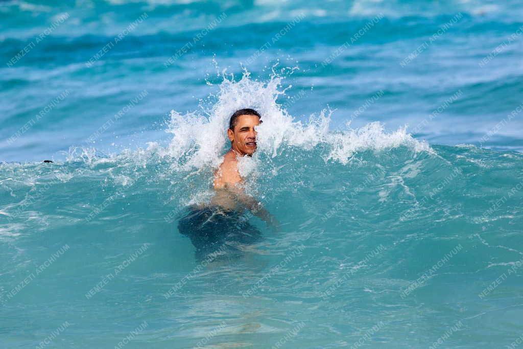 Barack Obama úszik a Csendes-óceánban