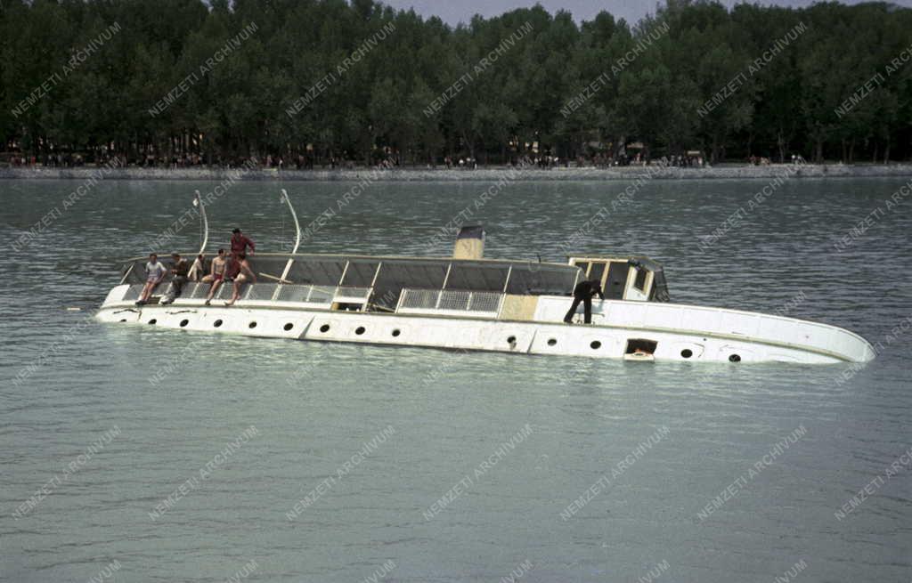 Baleset - Felborult a Pajtás gőzhajó a Balatonon