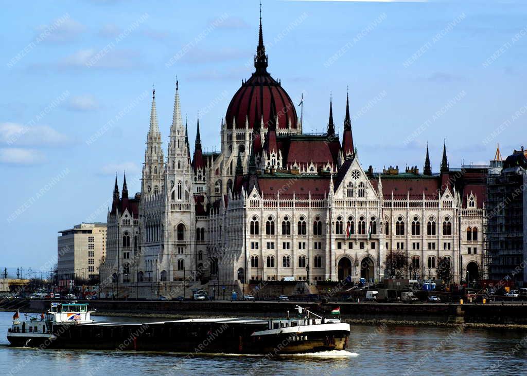 Vízi közlekedés - Budapest - Áruszállítás a Dunán 