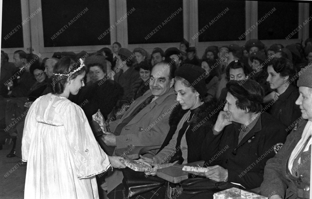 Szervezet - A Magyar Vöröskereszt karácsonyi ünnepségén