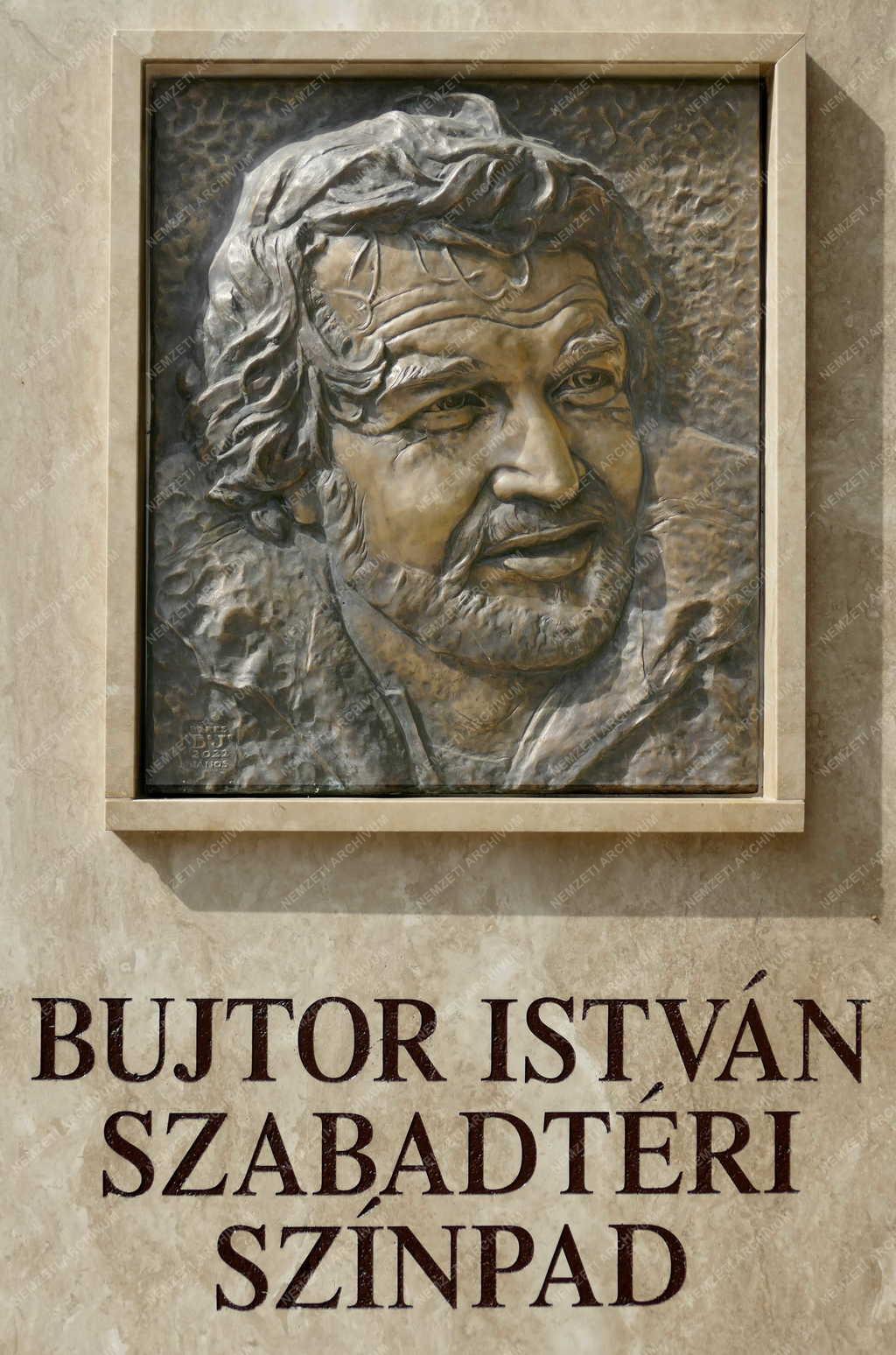 Kultúra  - Tihany - Dombormű a Bujtor István Szabadtéri Színpadnál