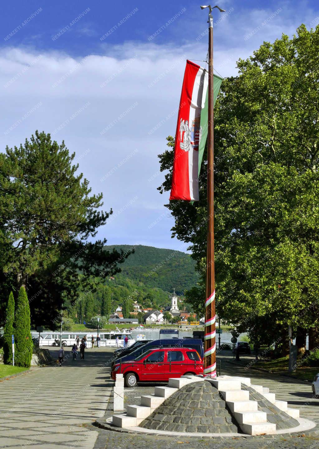 Városkép - Nagymaros - Az Ereklyés országzászló