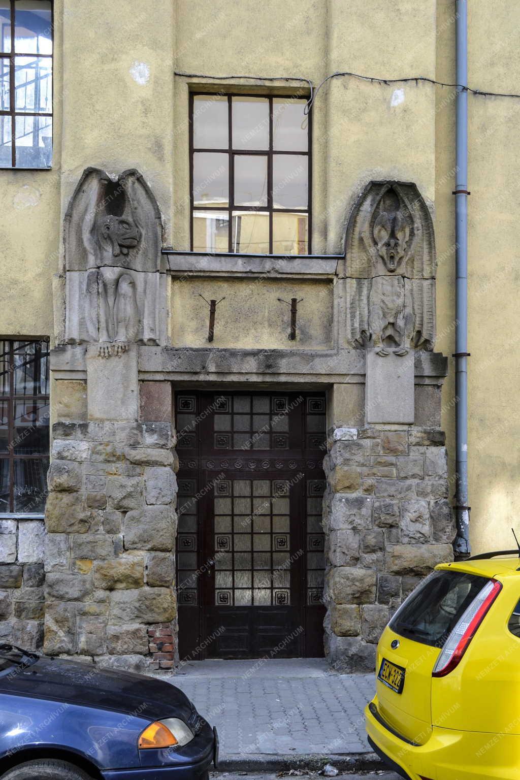 Épület - Budapest - A Majmos ház egyik bejárata