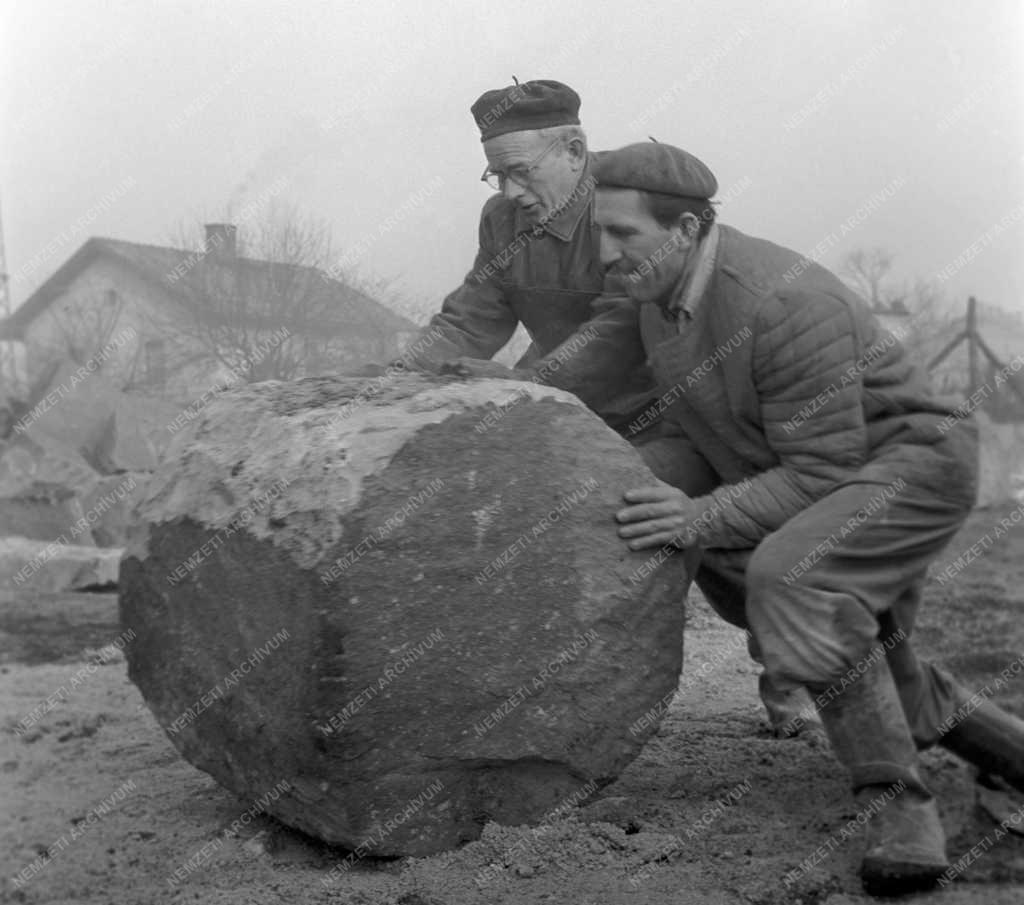 Ipar - Bányászat - Kőmegmunkálás - Sziklából köszörűkő