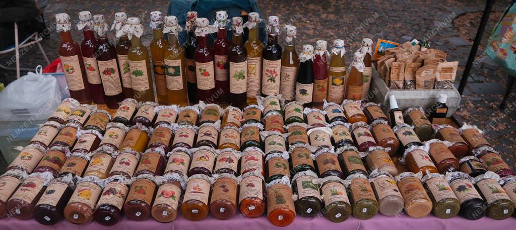 Kereskedelem - Termelői és kézművespiac Nagymaroson