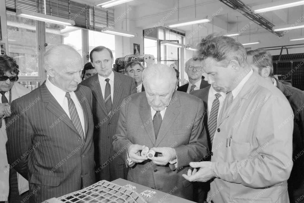 Belpolitika - Kádár János az Akkumulátor és Szárazelemgyárban