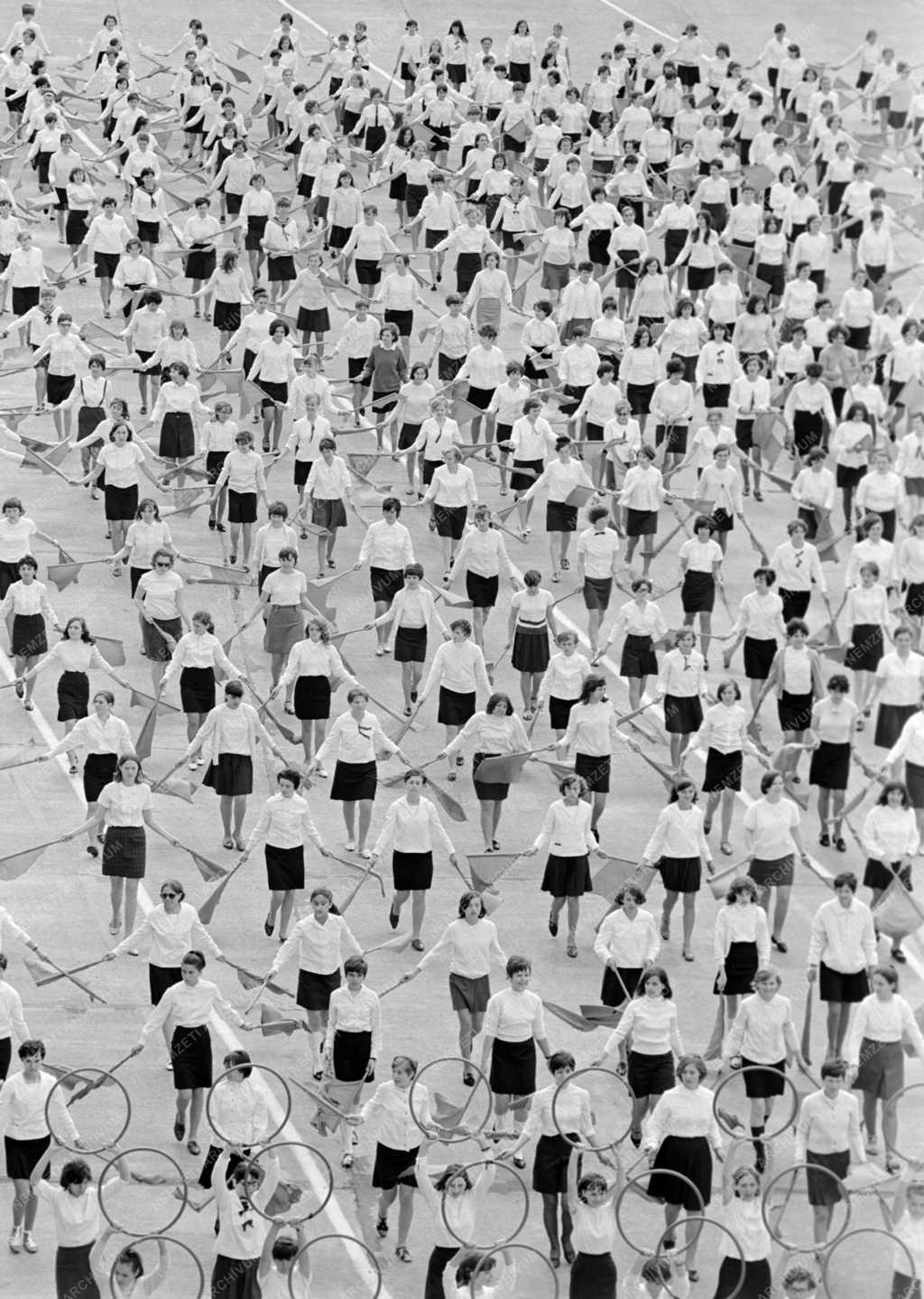 Belpolitika- Ünnep - Úttörők a május elsejei felvonuláson