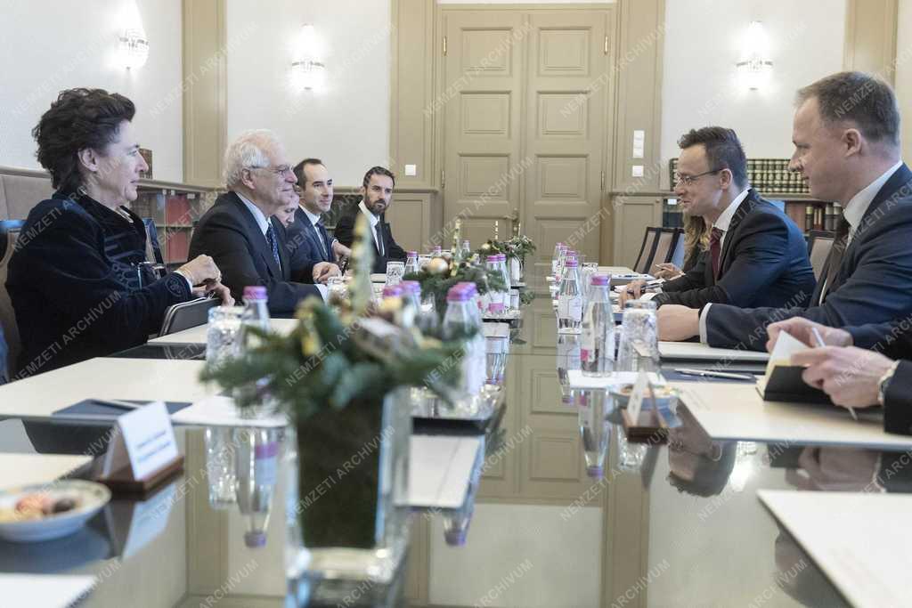 Szijjártó Péter fogadta a spanyol külügyminisztert 