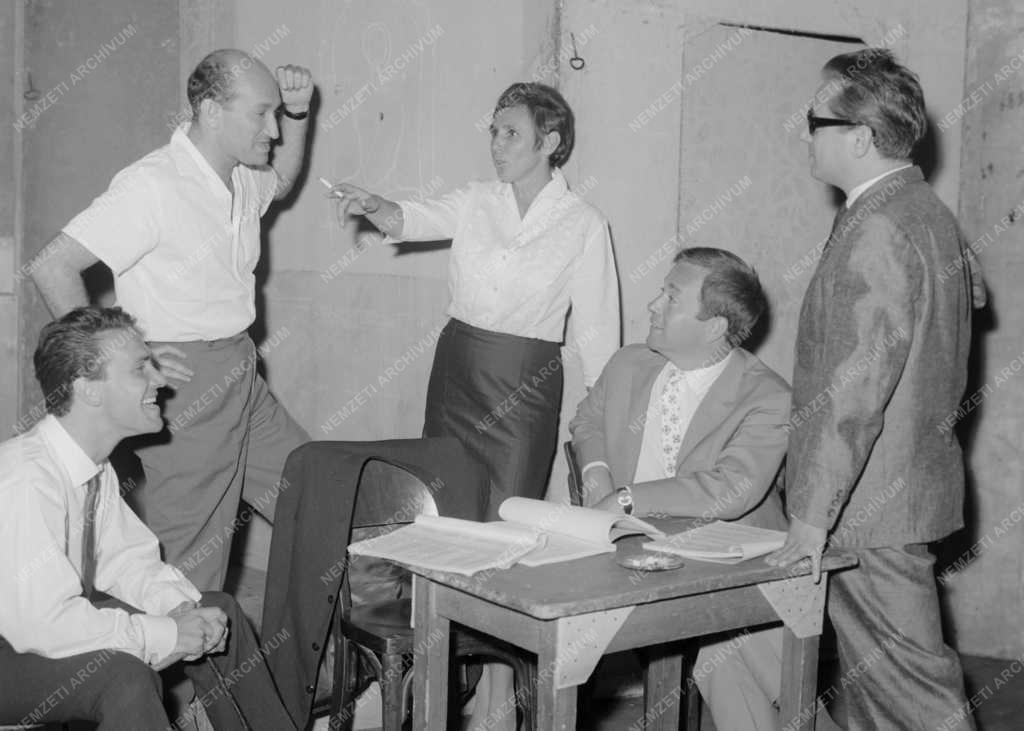 Kultúra - Madách Kamaraszínház - Peter Shaffer: Ki után megy a nő?