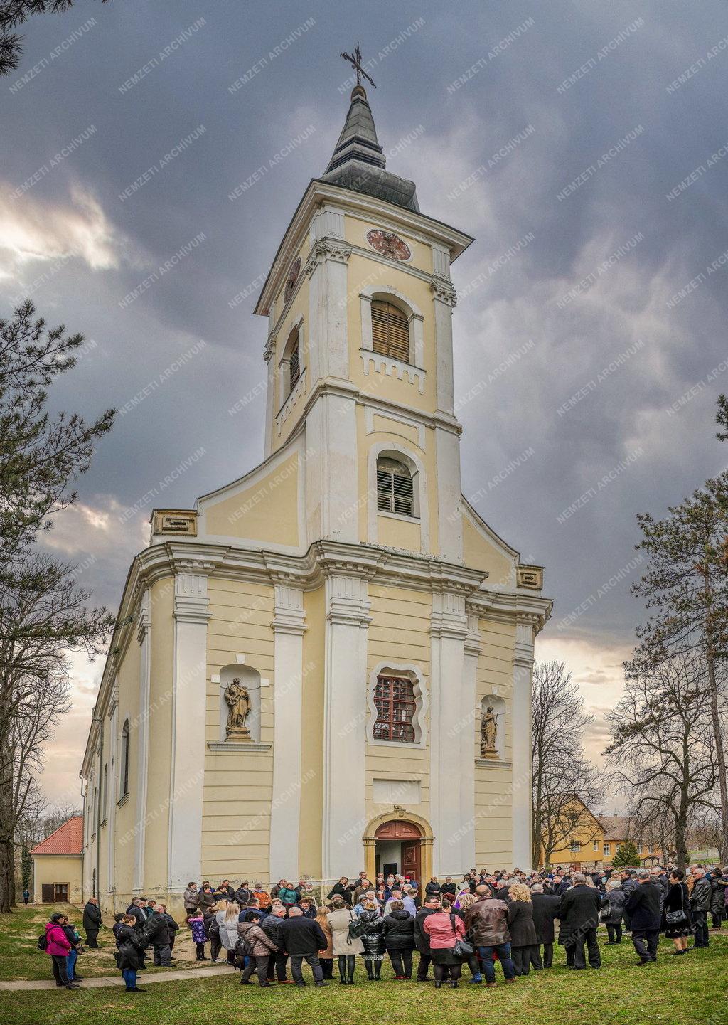 Felújították a Szentháromság templomot a Tolna vármegyei Tevelen