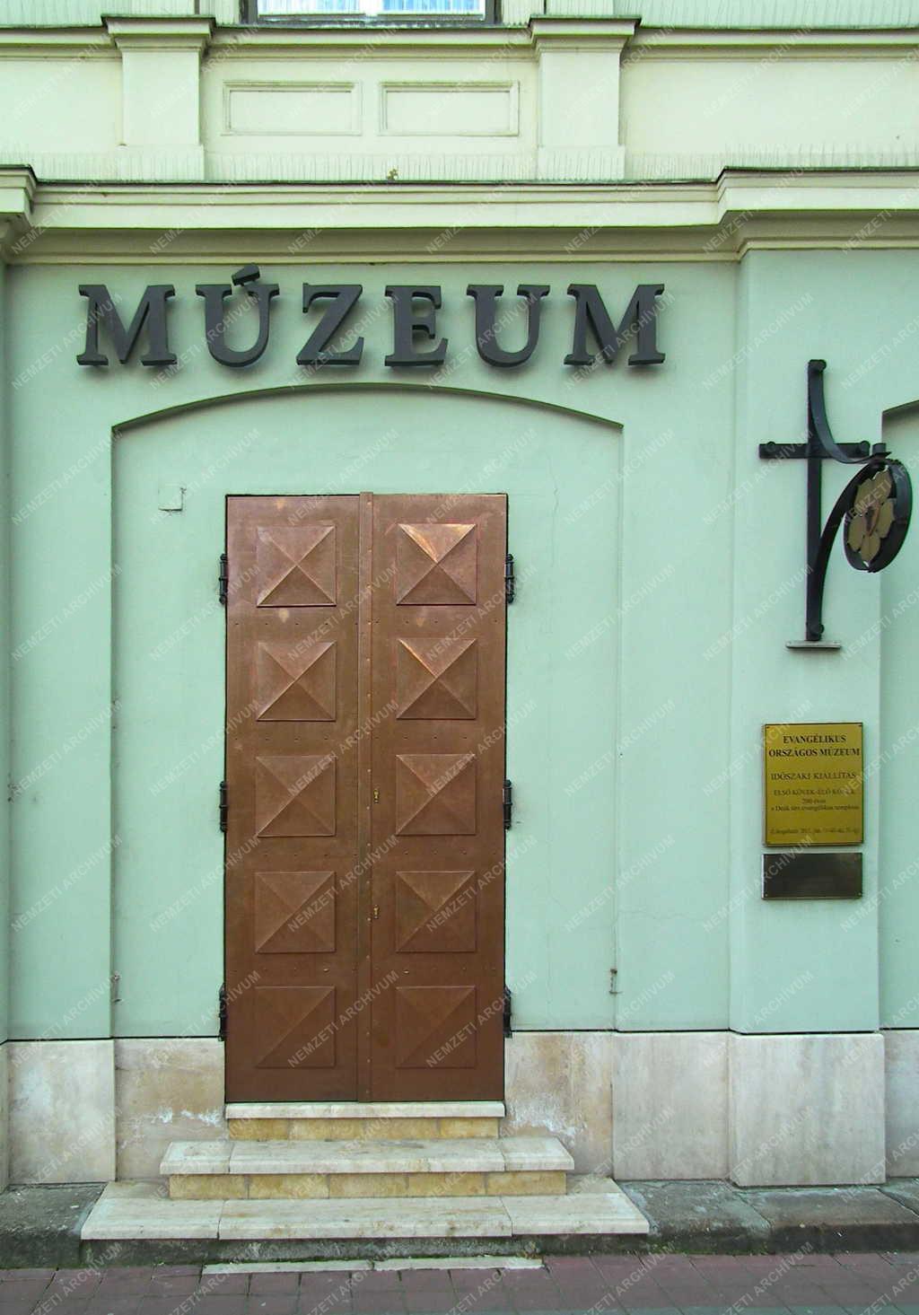Kultúra - Budapest - Az Evangélikus Országos Múzeum bejárata