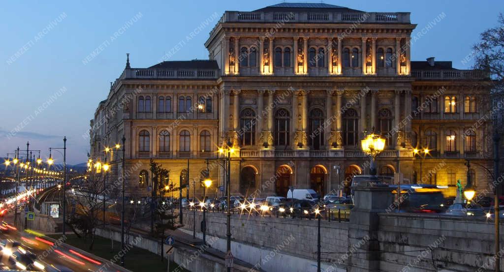 Városkép - Budapest - Az MTA székháza a Duna-parton