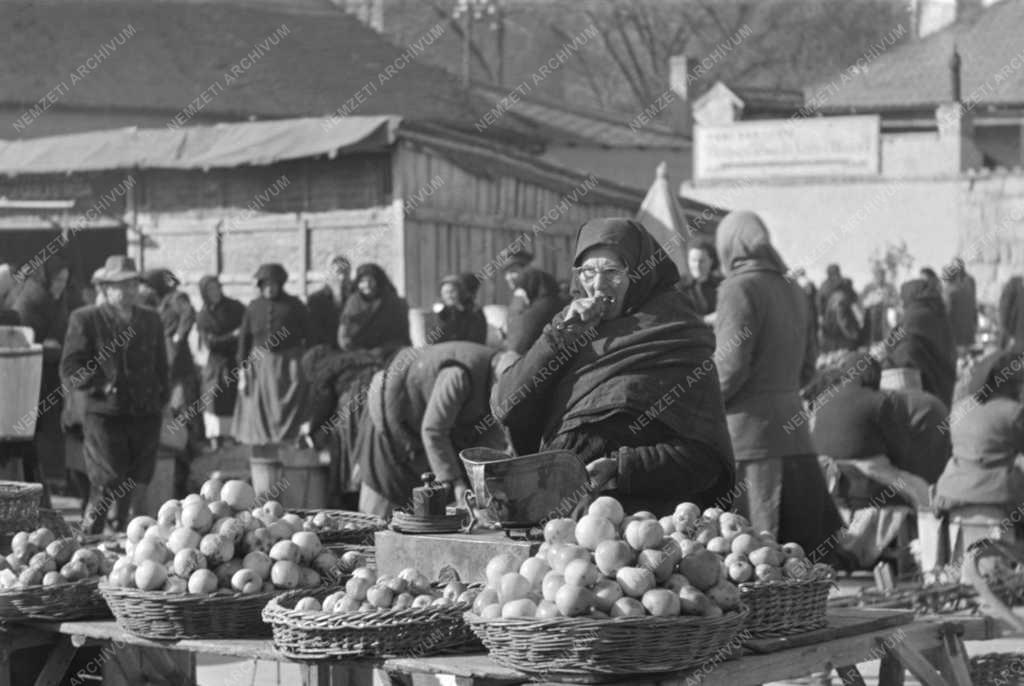 Városkép-életkép - Almaárus az egri piacon