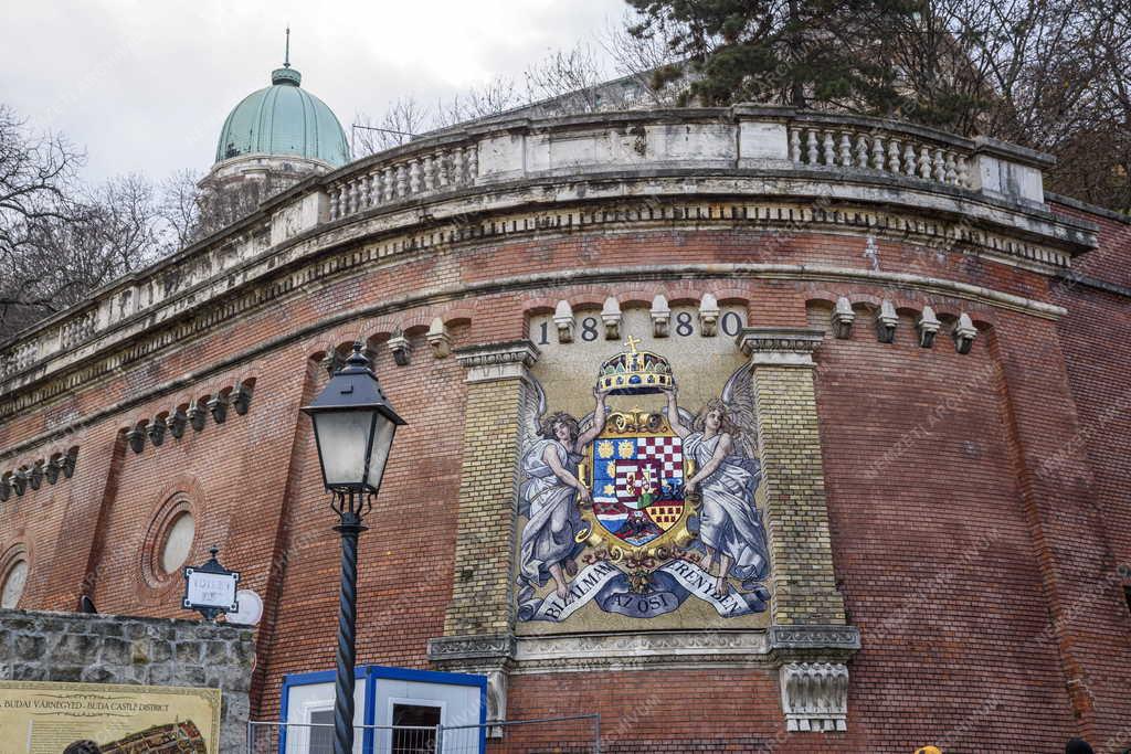 Városkép - Budapest - Magyarország címere a Clark Ádám téren