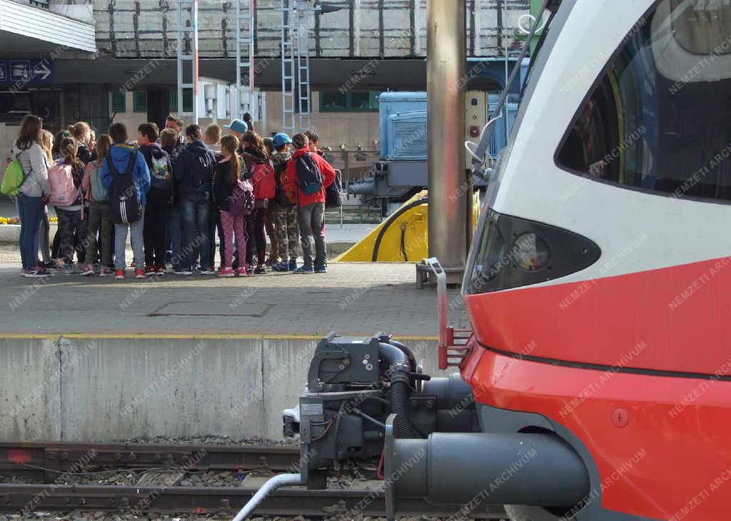Turizmus - Budapest - Iskolai tanulmányi kirándulásra induló diákok