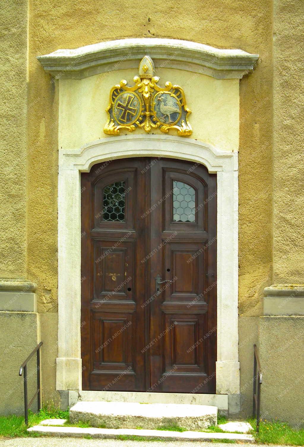 Egyházi épület - Magyarpolány - Templombejárat