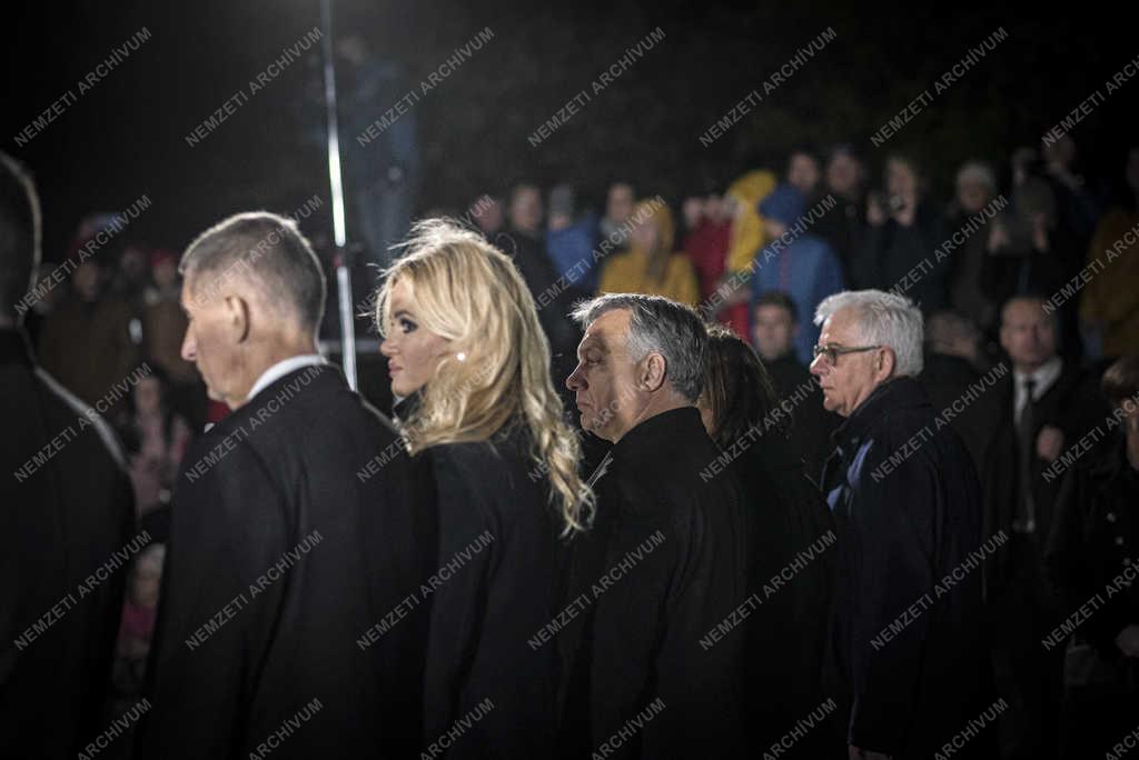 Orbán Viktor a bársonyos forradalom 30. évfordulója alkalmából rendezett koszorúzáson Dévényben  