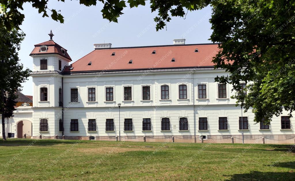 Műemlék - Tata - Az Esterházy-kastély