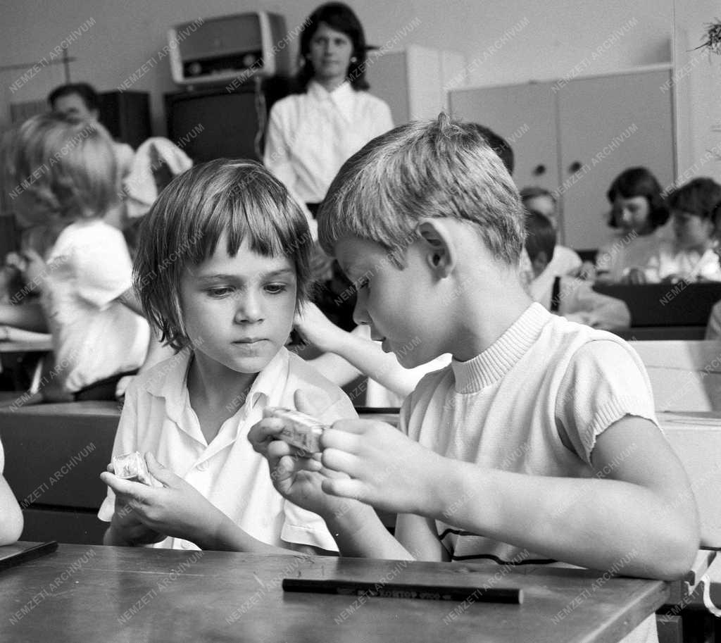 Oktatás – Megkezdődött az 1975-76-os tanév