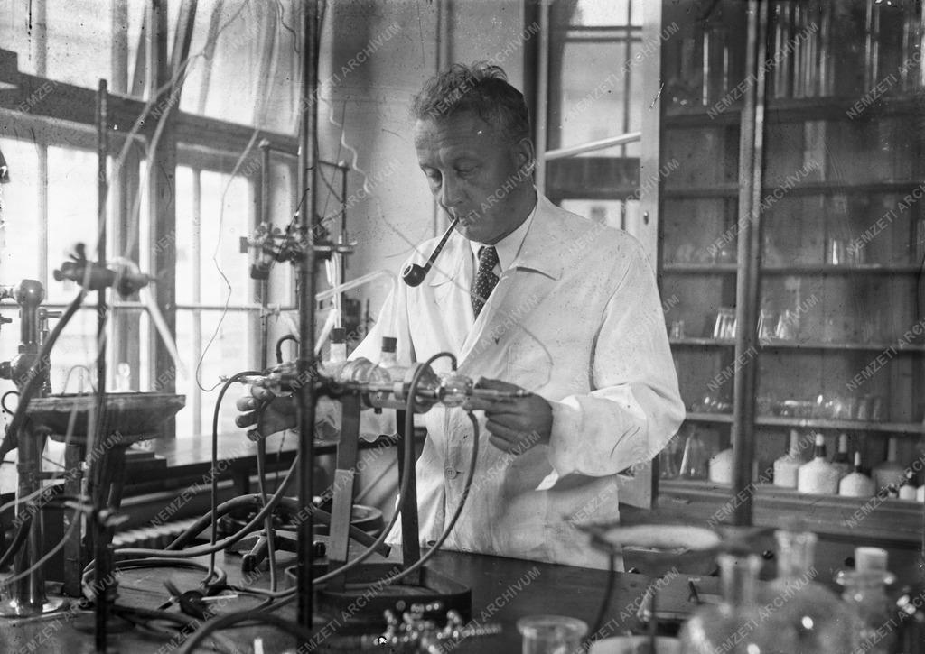 Tudomány - Szent-Györgyi Albert Nobel- és Kossuth-díjas orvos, biokémikus