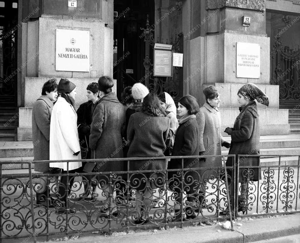 Oktatás - Kultúra - Diákok a Magyar Nemzeti Galéria előtt