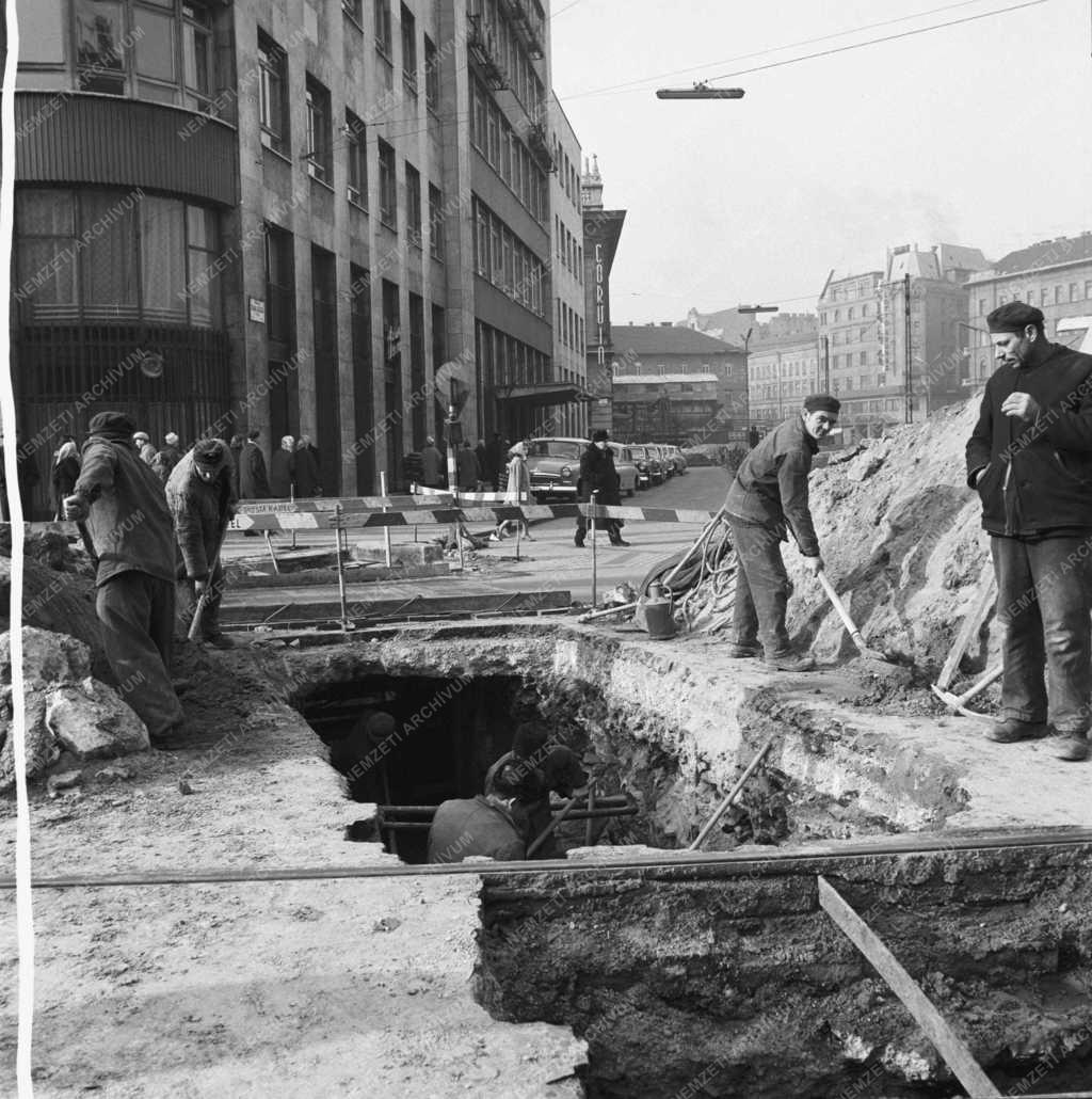 Városkép-életkép - Közlekedés - Aluljáró épül az Emkénél
