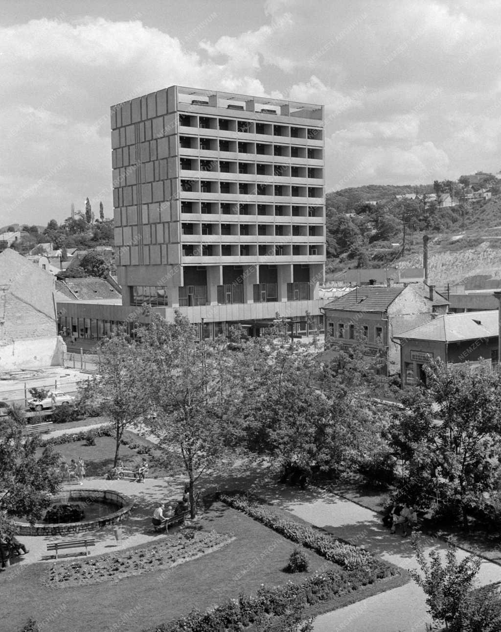 Városkép - Idegenforgalom - Karancs Szálló