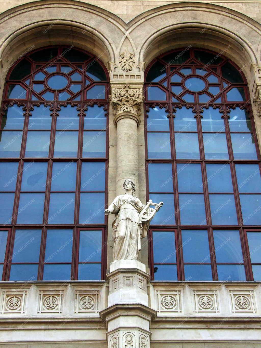 Városkép - Budapest - A Pesti Vigadó homlokzati szobordíszei