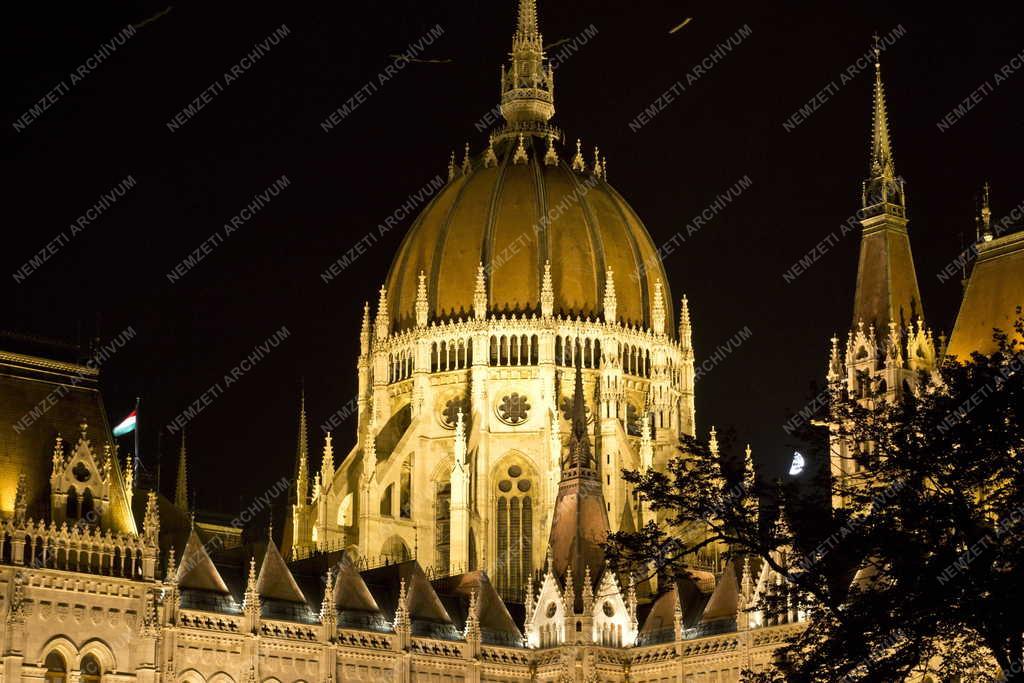 Épület - Budapest - Elkészült a Parlament díszkivilágítása