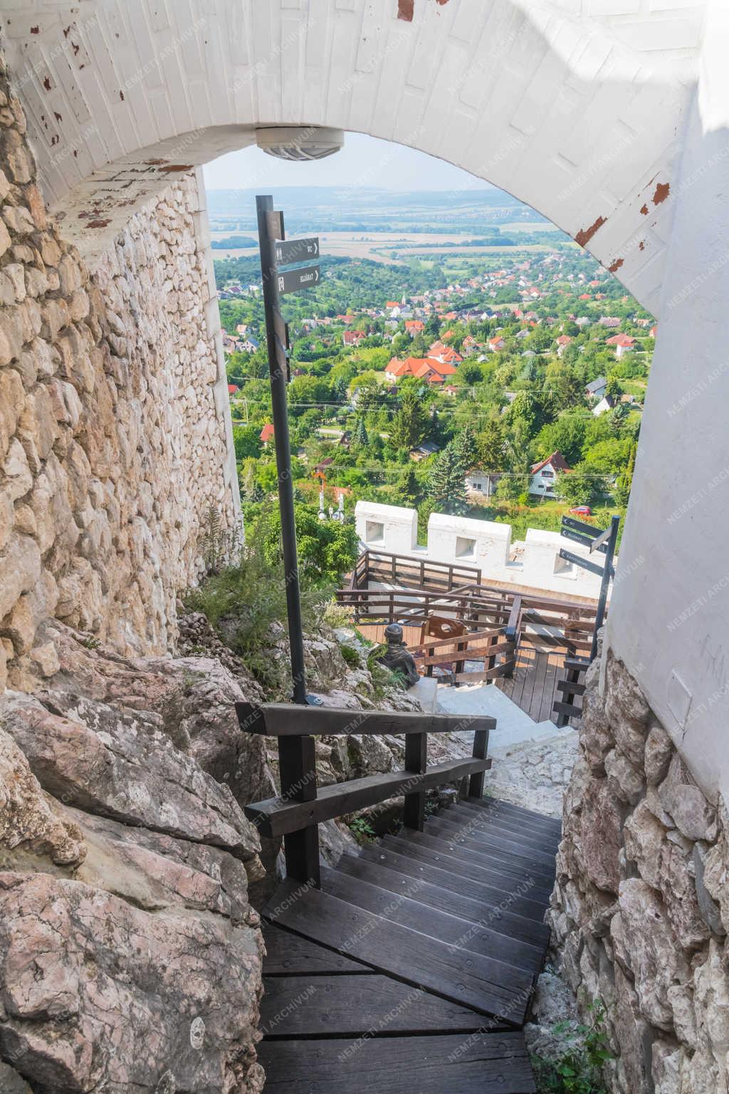 Történelmi emlék - Csókakő - Középkori vár
