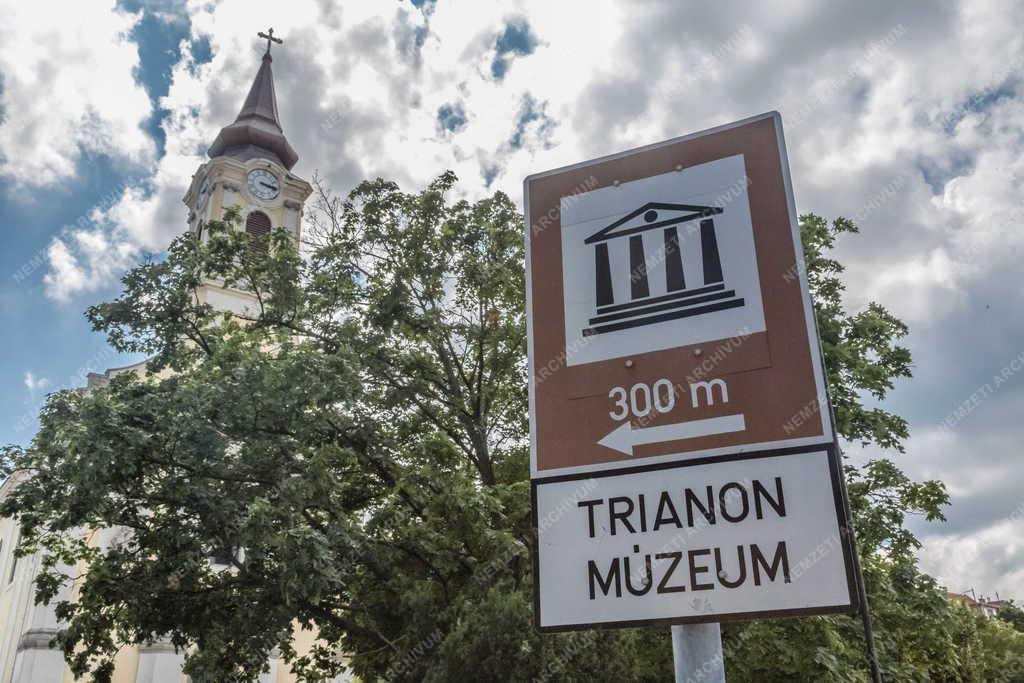 Tárgy - Várpalota - A Trianon Múzeum információs táblája