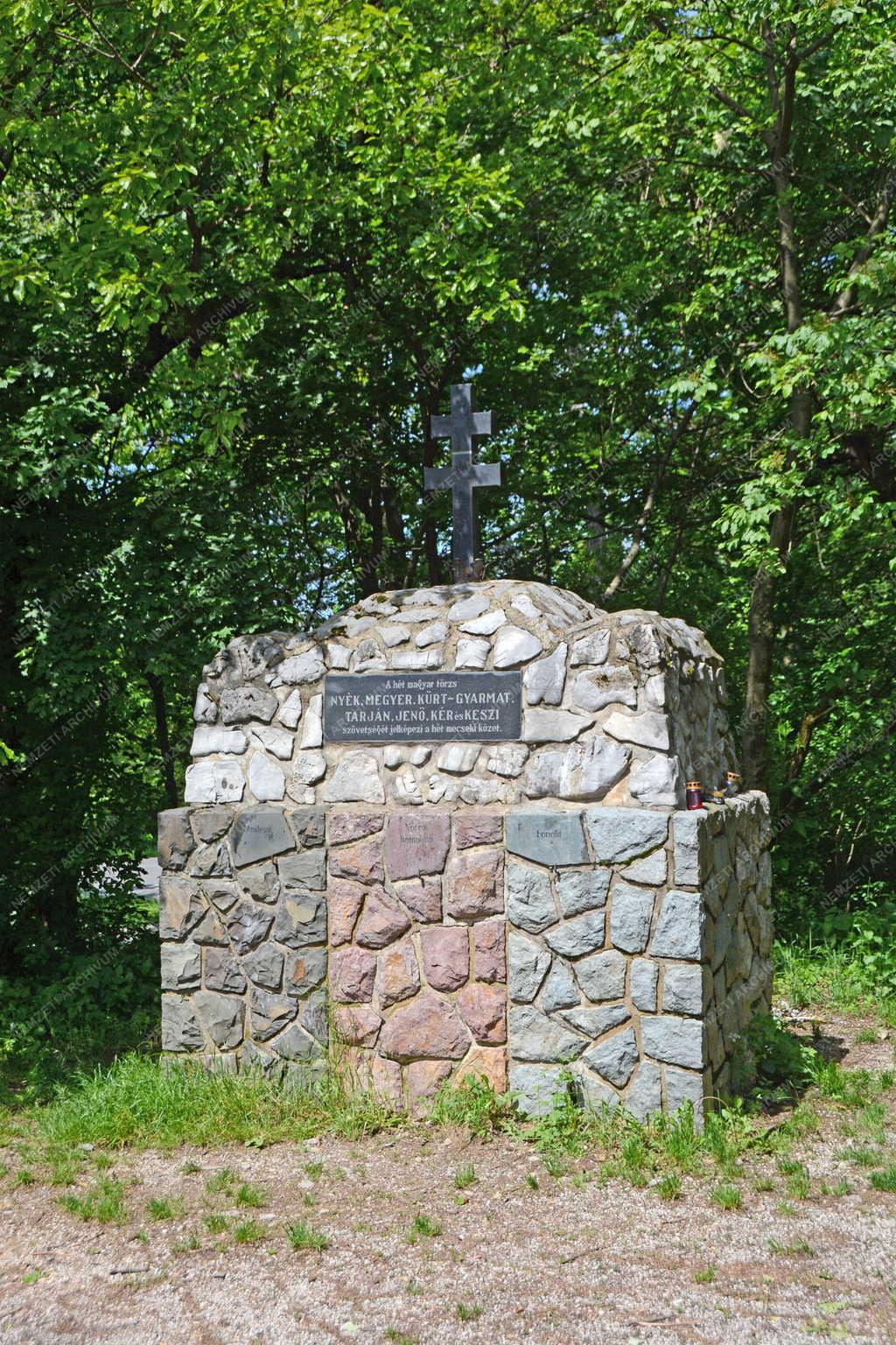 Városkép - Pécs - Hét magyar törzs emlékmű