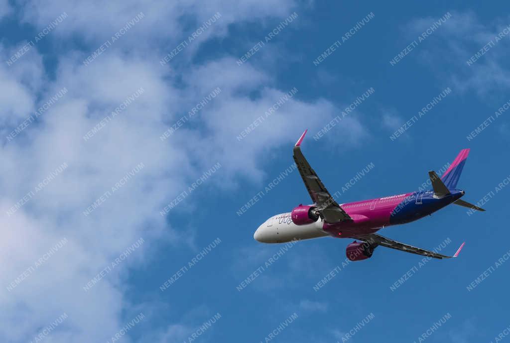 Légi Közlekedés - Budapest - Utasszállító repülőgép fellszállása