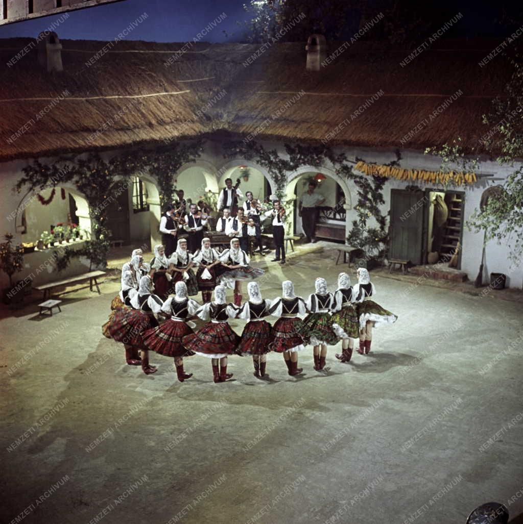 Kultúra - Filmforgatás - Magyar Állami Népi Együttes