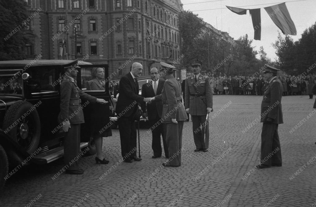 KÁROLYI M. ÉRKEZÉSE Tildynél