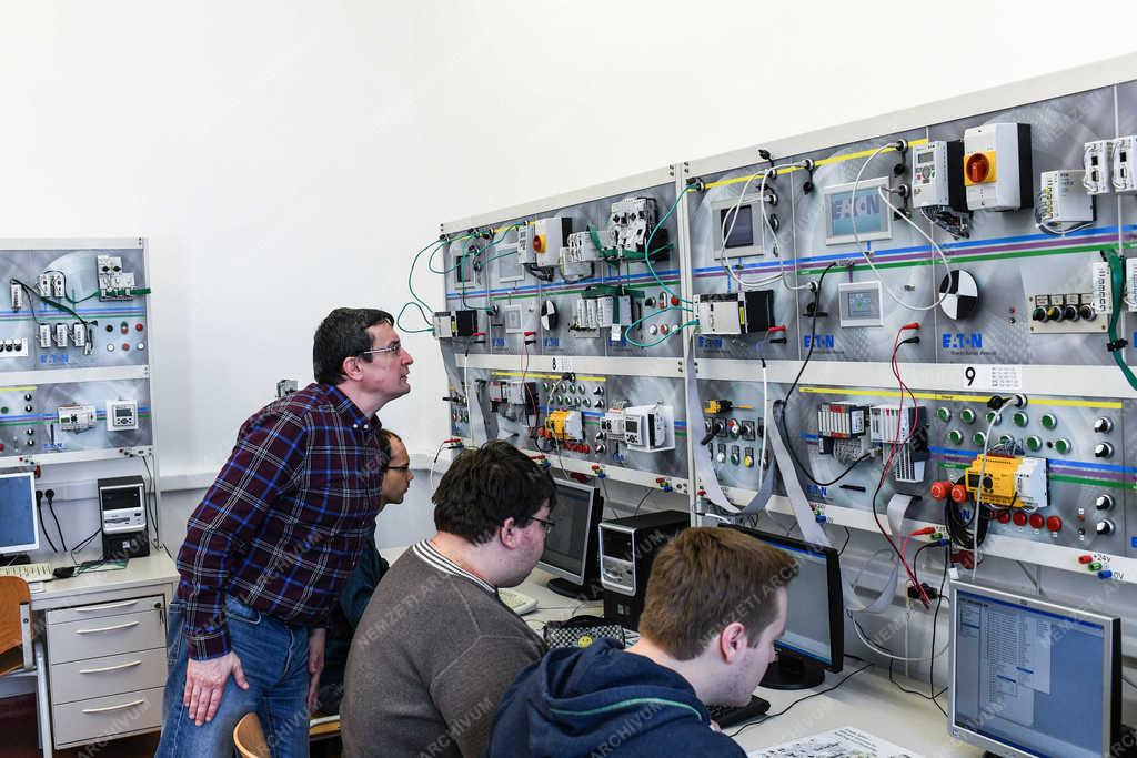 Felsőoktatás - Debrecen - Irányítástechnikai labor az egyetemen