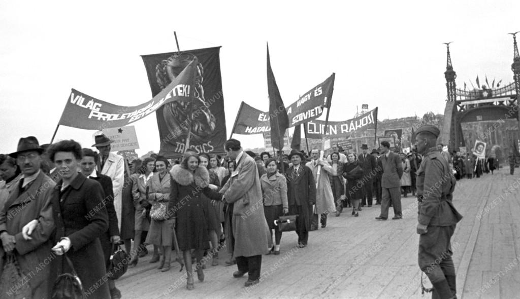 Ünnep - Az első szabad Május 1. - Felvonulás a Ferenc József hídon