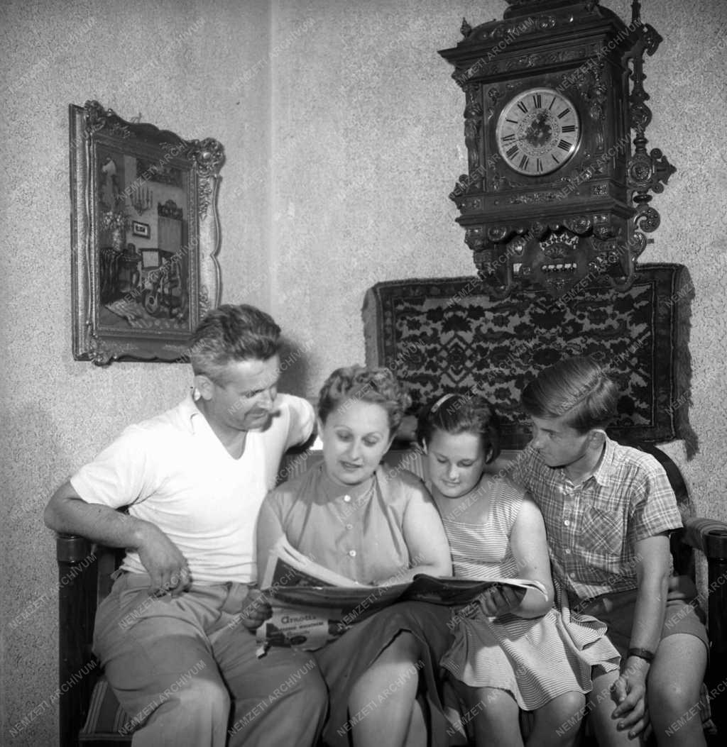 Társadalmi kérdések - Bobula László családjával