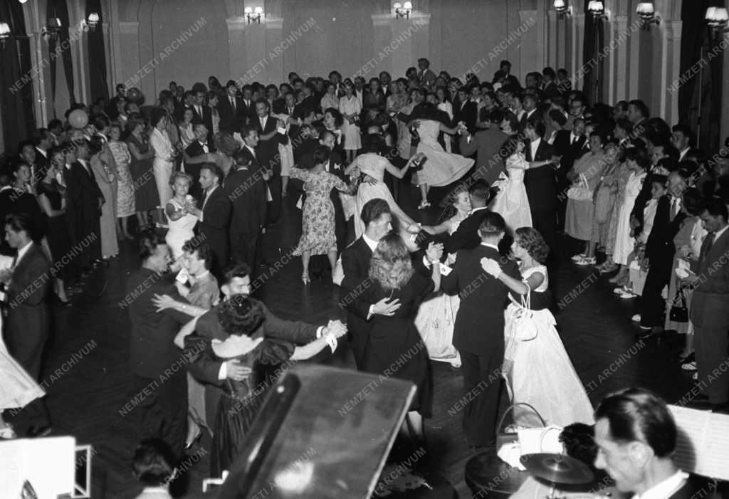 Szórakozás - Táncverseny az Anna-bálon