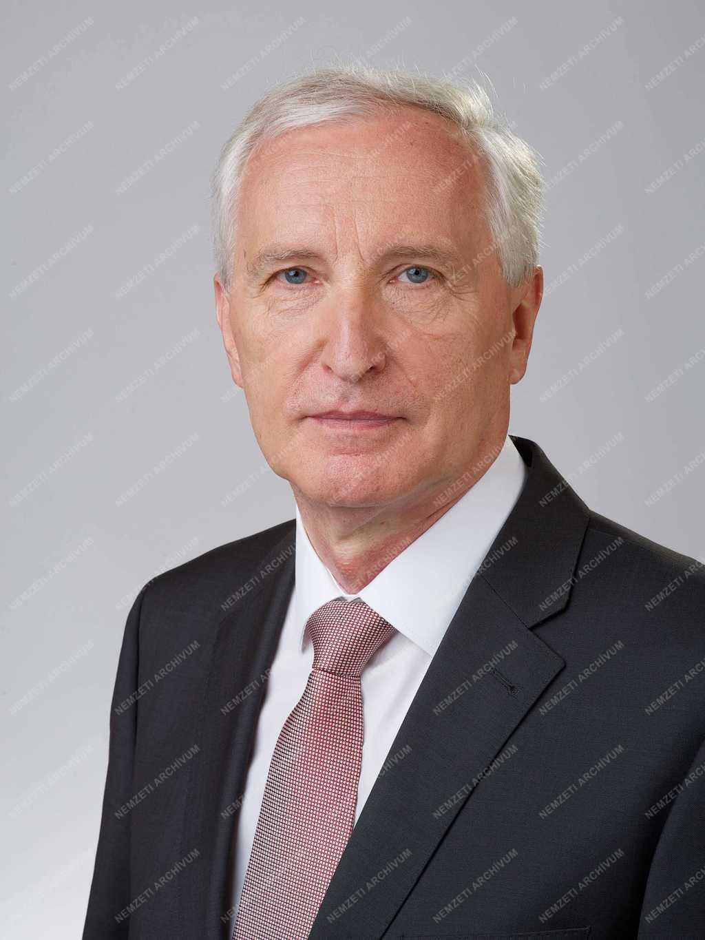 Új kormány - Államtitkárok - Mikola István