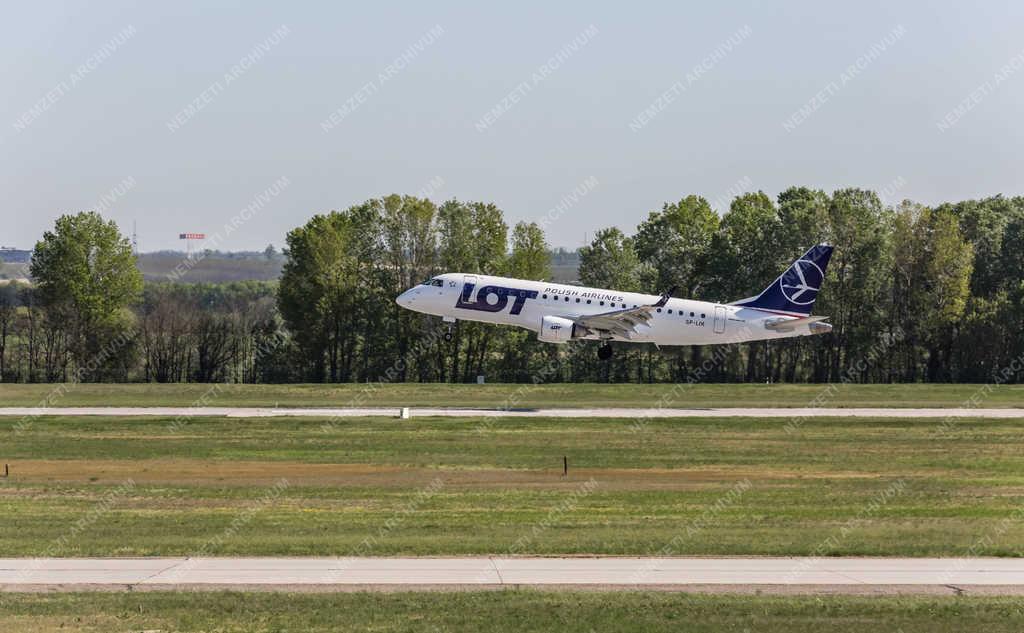 Légi közlekedés - Budapest - Utasszállító repülőgép Ferihegyen