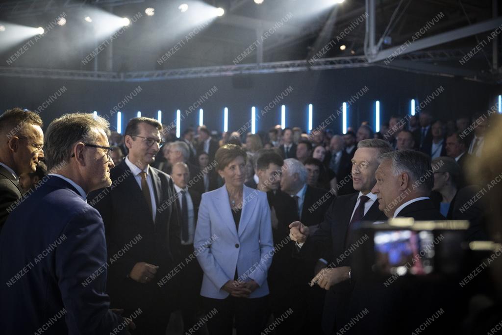 Átadták a BMW debreceni gyárát